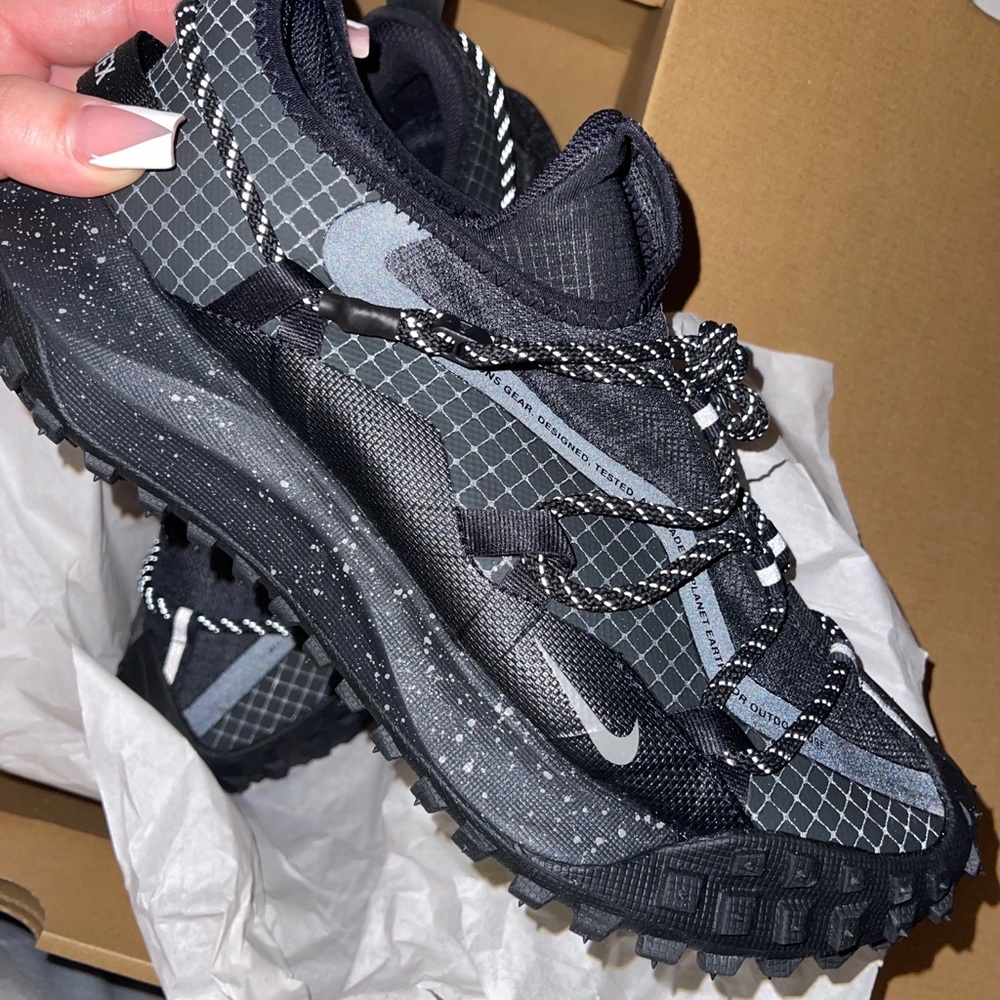 NIKE ACG Mountain Fly low